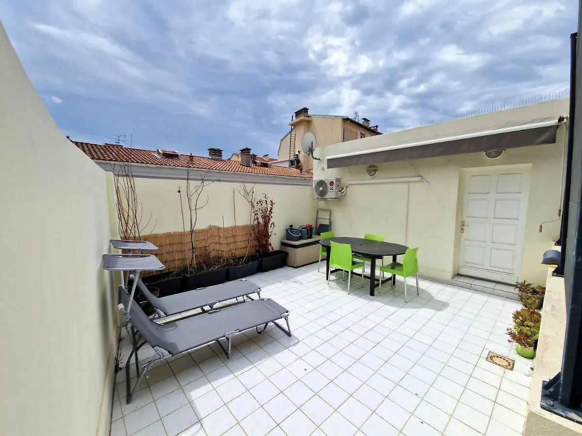 Plein Centre Appartement Climatise Et Spacieux Avec Grande Terrasse Sur Le Toit A ニース